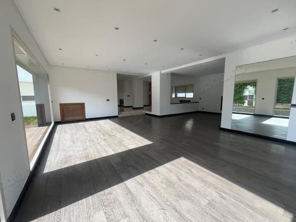 Villa professionnelle de 1.250 m de surface exploitable a la location en plein quartier…