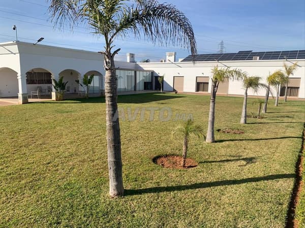 Neue Villa mit 13000m2 zu einem guten Preis an der Avenue MVI