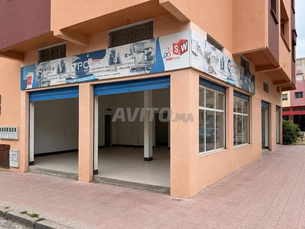 2 locaux d'angle 147 m² titrés – 6 rideaux métalliques – Centrale