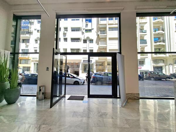 محل تجاري مع ميزانين في قلب راسين