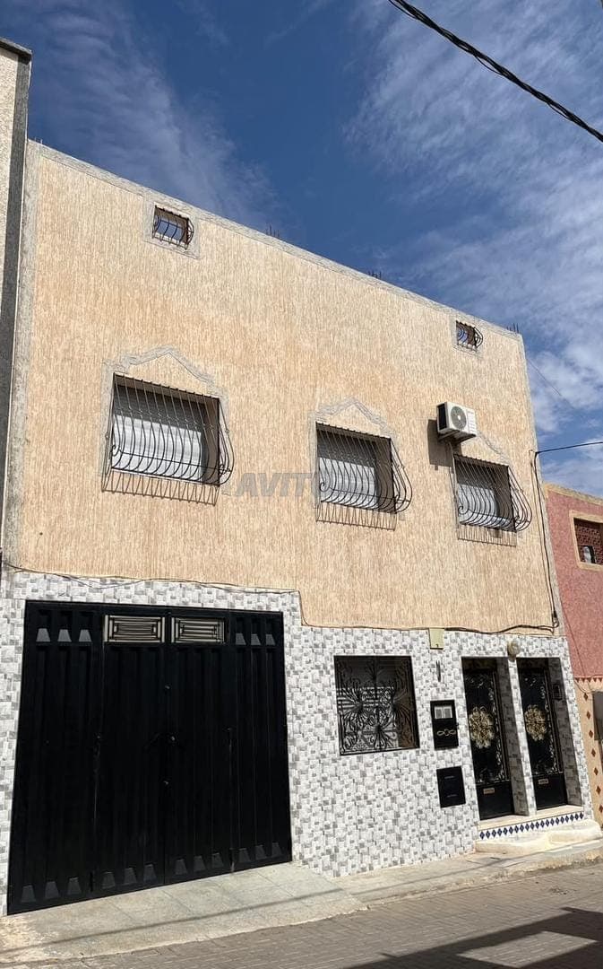 منزل مسجل، طابق أرضي وكراج وطابق أول للبيع