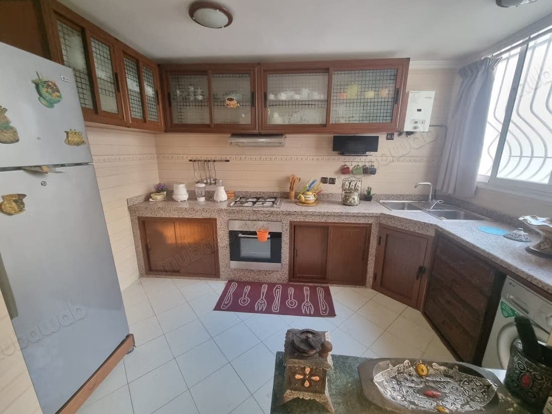 Se vende piso en Hay Dakhla. 1 Habitación. Sistema de antena parabólica y residencia segura