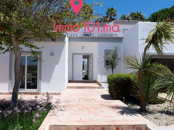 Villa à vendre aux Ambassadeurs – Souissi