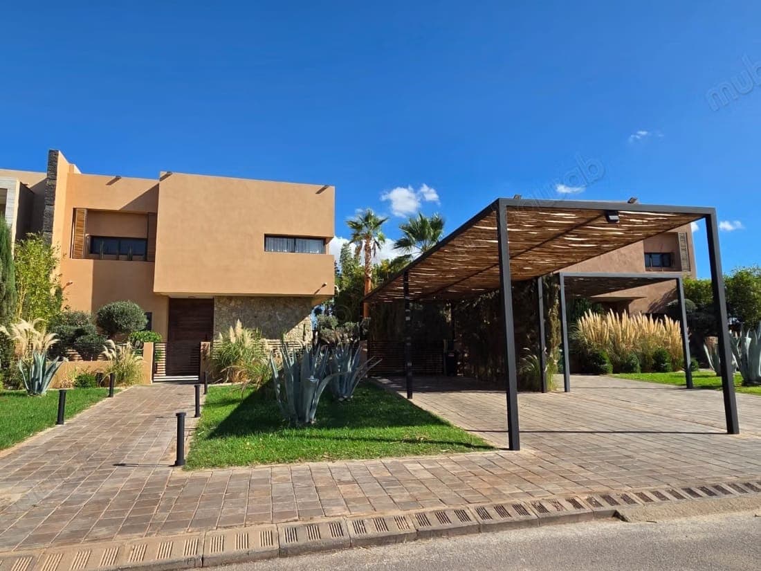 Splendide villa à vendre à Route de Tahanaout. Surface de 479 m². Jardin