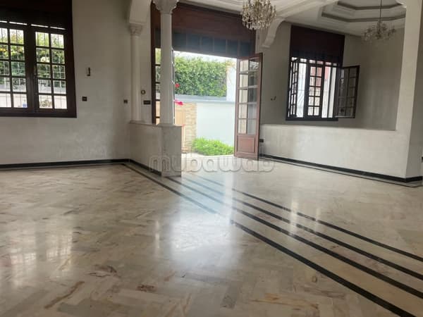 Op 4 minuten van CFC, verhuring van een villa van 600 m2 in de wijk Laymoune. 4 slaapkamers en 2 badkamers…