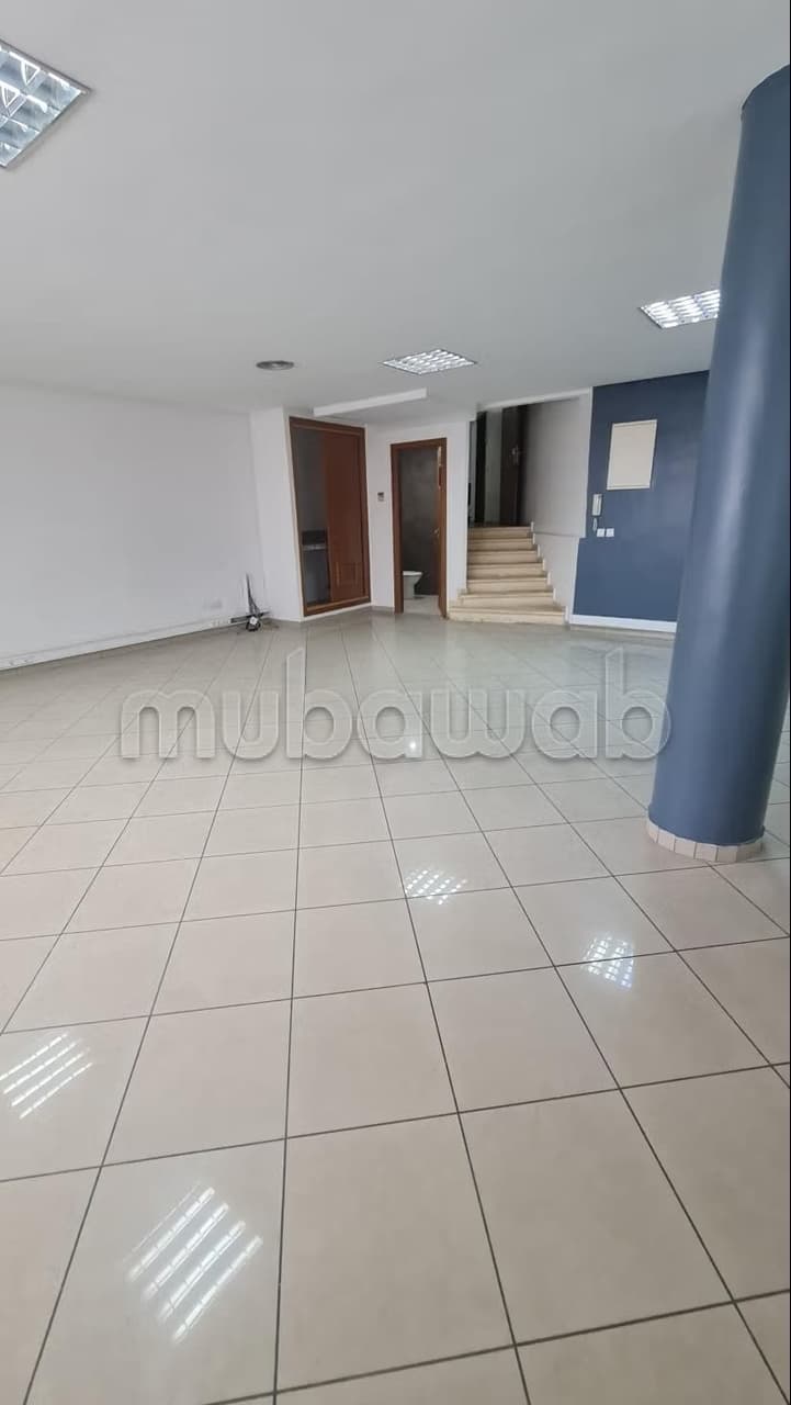 Beaux bureaux à louer à route aljadida. Surface totale 97 m². Conciergerie à disposition…