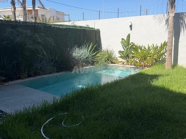 Prachtige lege villa te huur