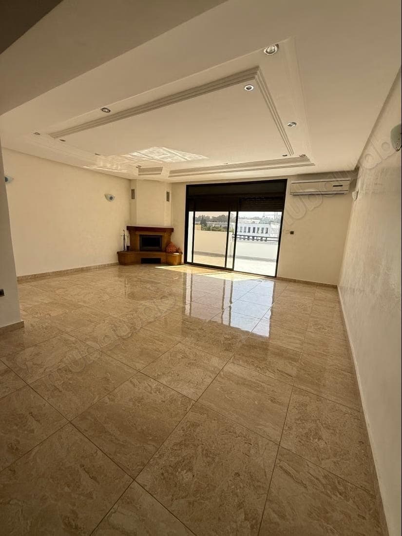 Appartement à louer au 16novembre agdal. 4 grandes pièces. Avec garage et ascenseur