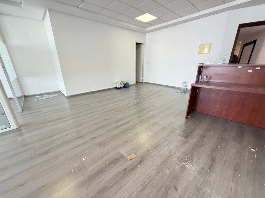 Bureau en location à Gauthier. Superficie 61 m². Ascenseur et stationnement