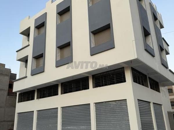 Verkoop woonverdieping, begane grond en geregistreerde commerciële kelder