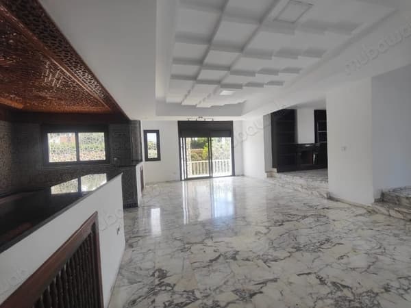 Luxe villa te huur in CIL Hay Salam. 4 slaapkamers. Mooi terras en tuin