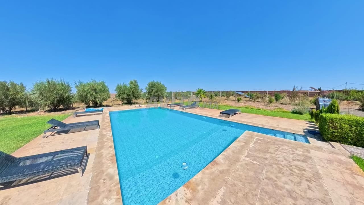 Preciosa villa amueblada de planta baja con piscina