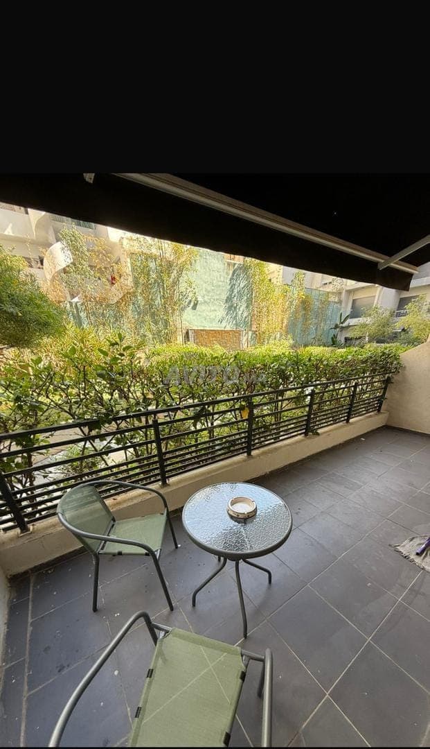 Nieuw gemeubileerd studio met terras te huur