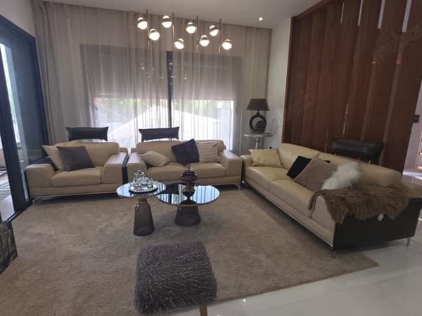 Luxusvilla zum Verkauf in Temara. Gesamtfläche 500 m². Pool und Klimaanlage
