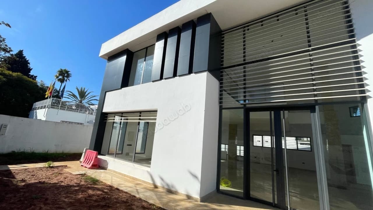 For rent: this commercial premises in Riyad. Surface of 711 m². Armoured door, security