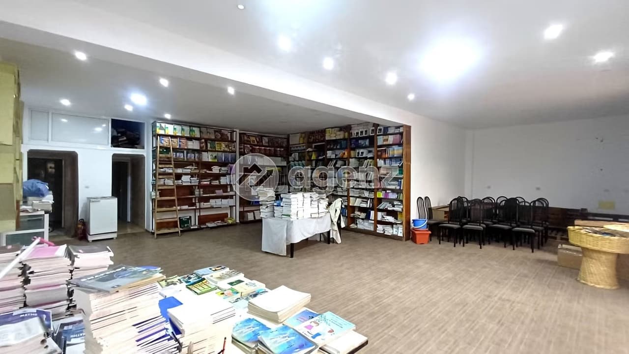 Local commercial à vendre 177 m² Riad Fès