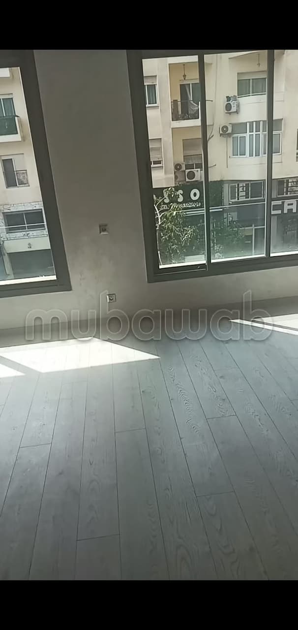 A louer un bel appartement avec 2 places au garage