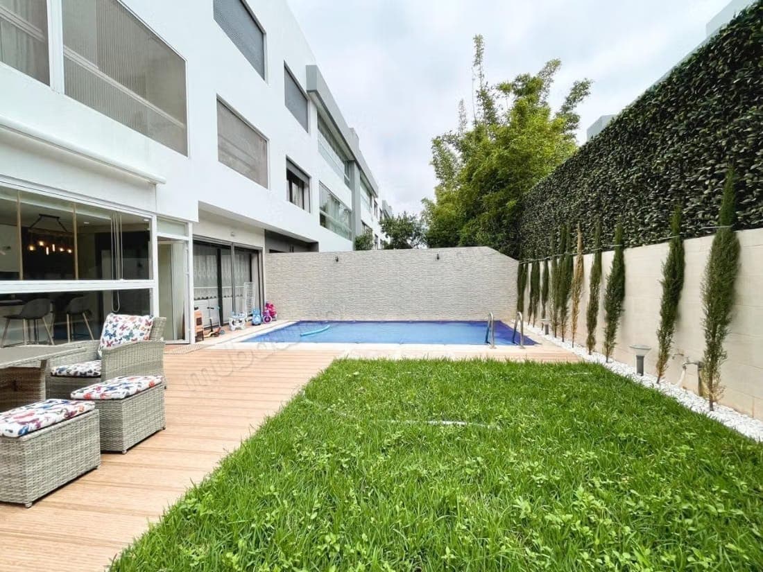 Bel appartement à vendre à Dar Bouazza. 3 grandes pièces. Avec ascenseur et espace vert