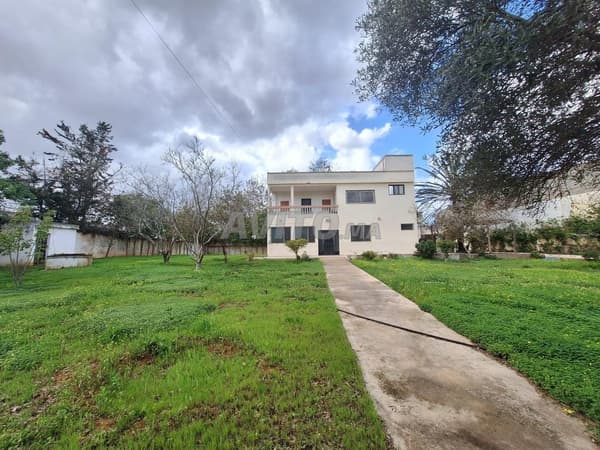 Villa de 3 258 m² et local commercial de 300 m²