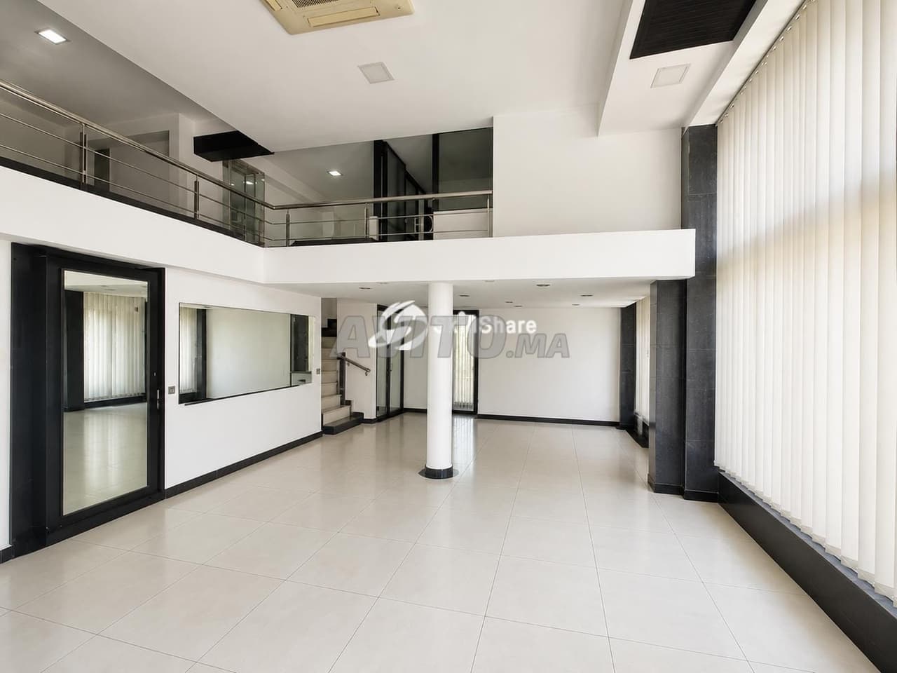 Commercial space for sale - 3 facades - Hôpitaux