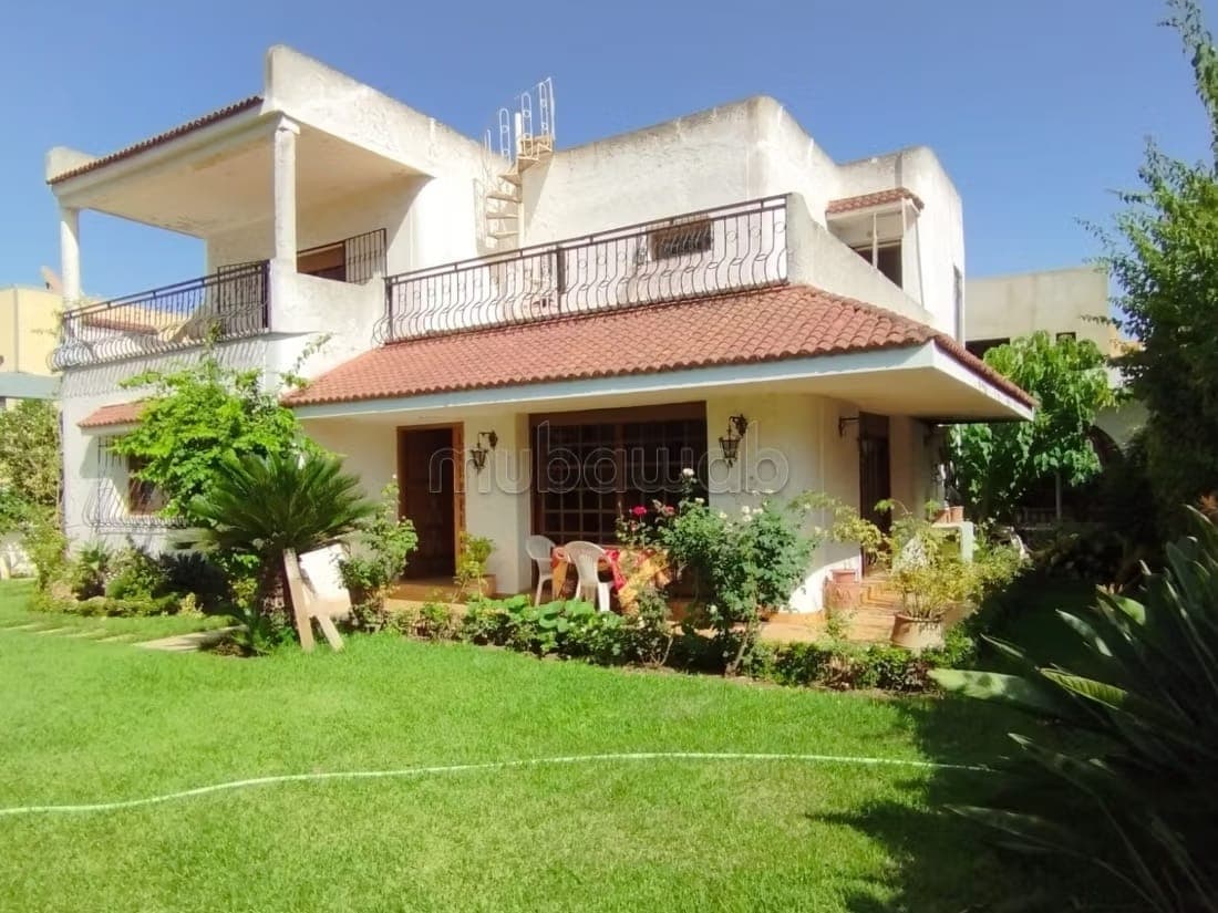 Villa with a nice garden for sale