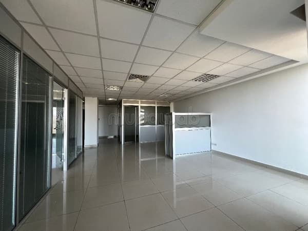 Office rental in Bourgogne Ouest. 96 m² surface. Armoured door and residence…