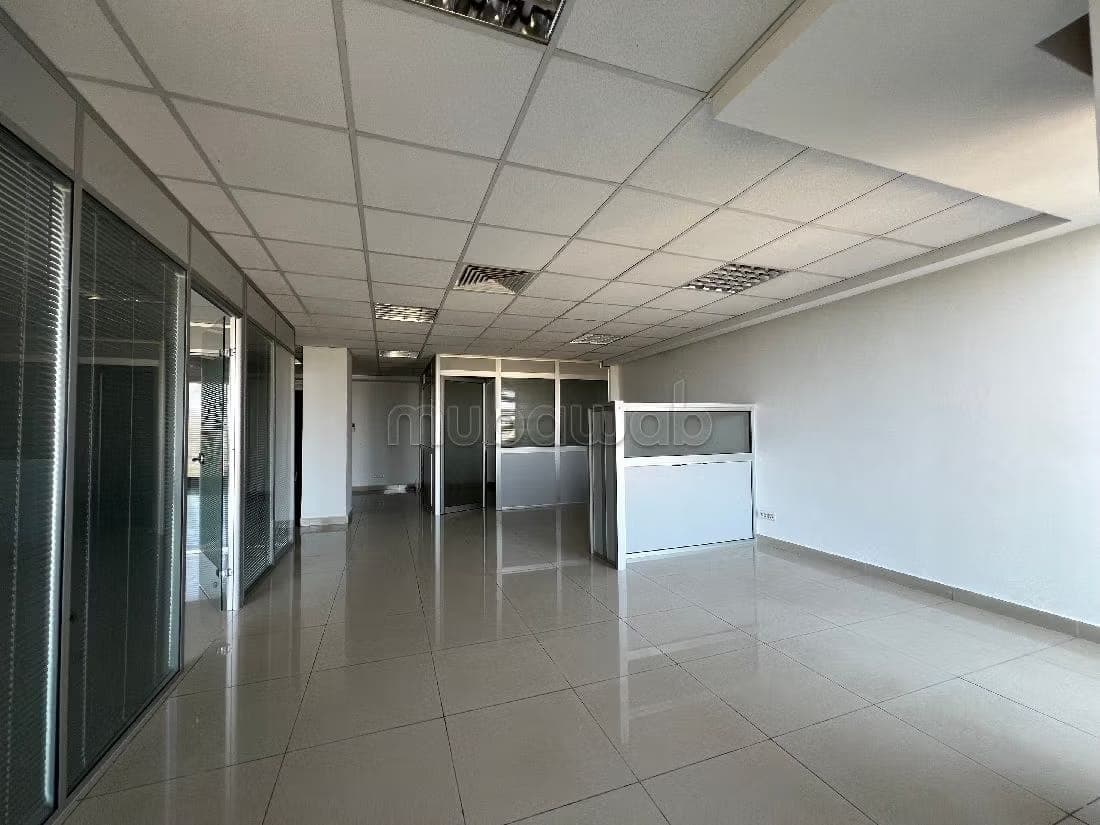 Office rental in Bourgogne Ouest. 96 m² surface. Armoured door and residence…