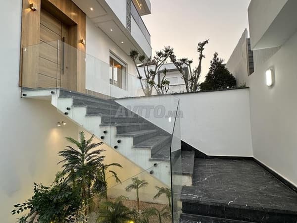 Villa design moderne à vendre avec piscine et hammam
