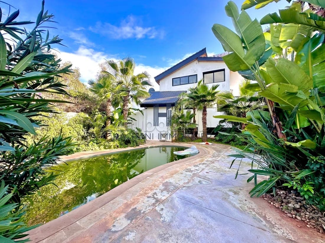 Luxe villa te huur in Ain Diab. Totale oppervlakte 800 m². Zwembad en open haard