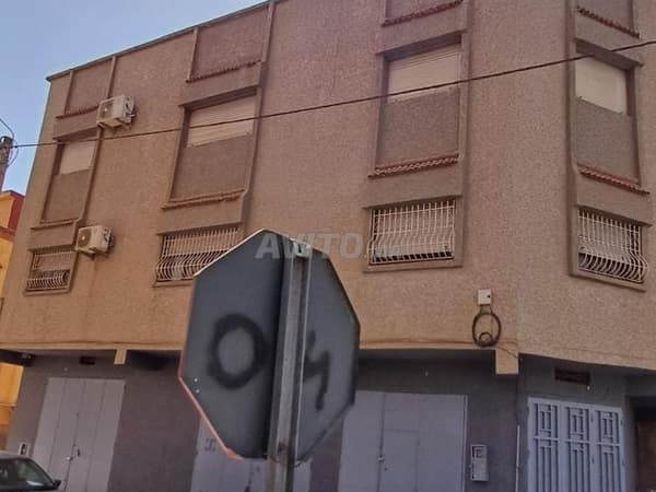 Maison titrée avec 3 magasins et 2 étages