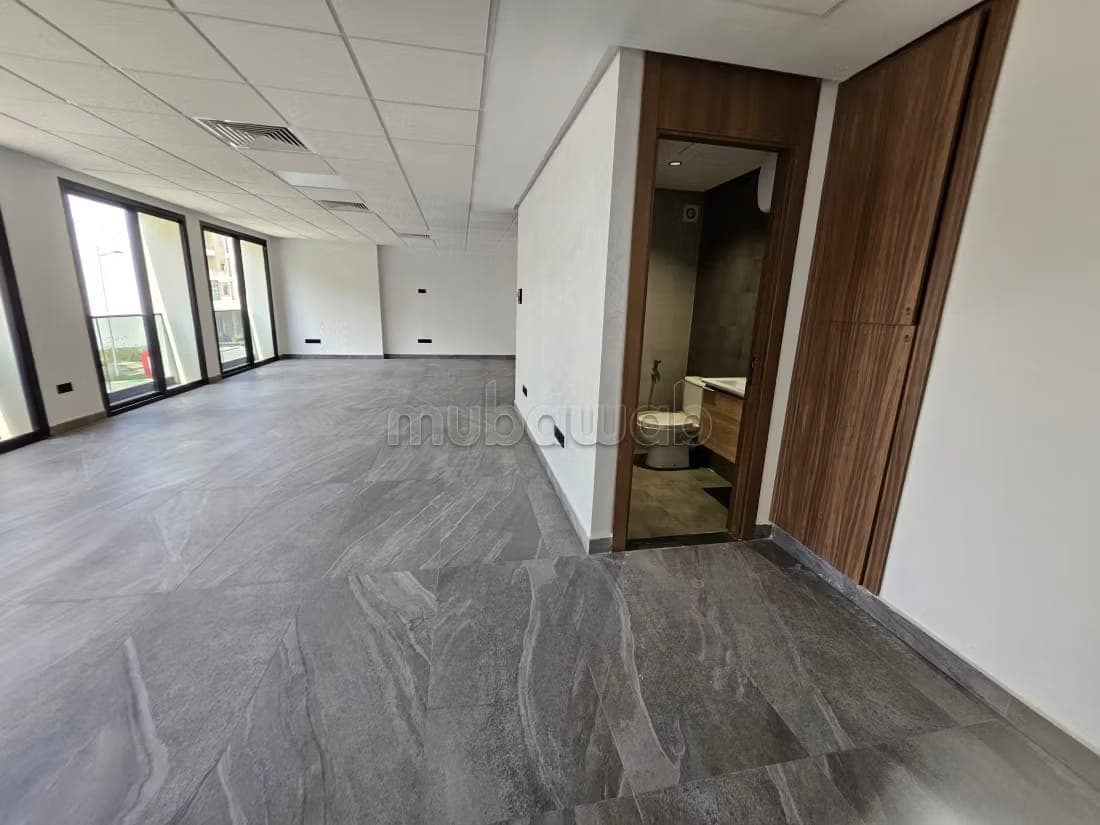 Appartement en location à Victoria. 1 chambre. Service de concierge et climatisation