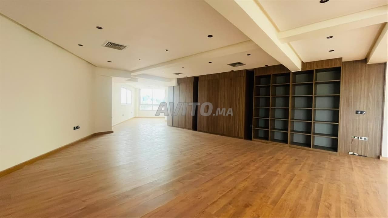 OFFICE SPACE OF 100 m² FOR SALE in Casablanca