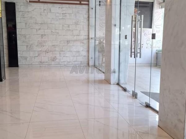 Local comercial espacioso en alquiler en Rabat