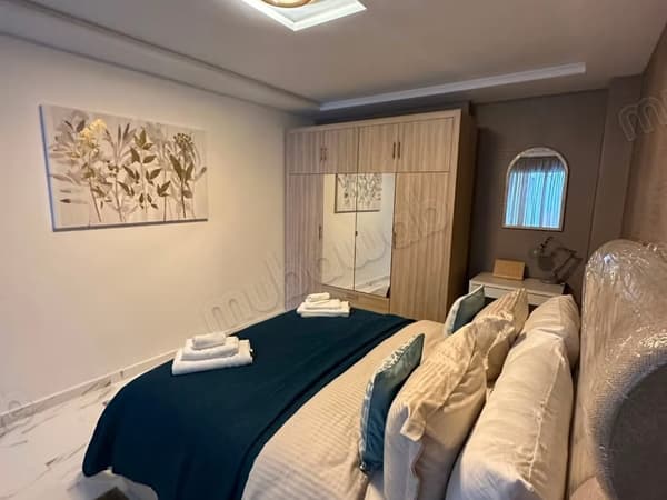 Huur dit appartement in Hay Hassani. Oppervlakte van 96 m². Conciërge en airconditioning