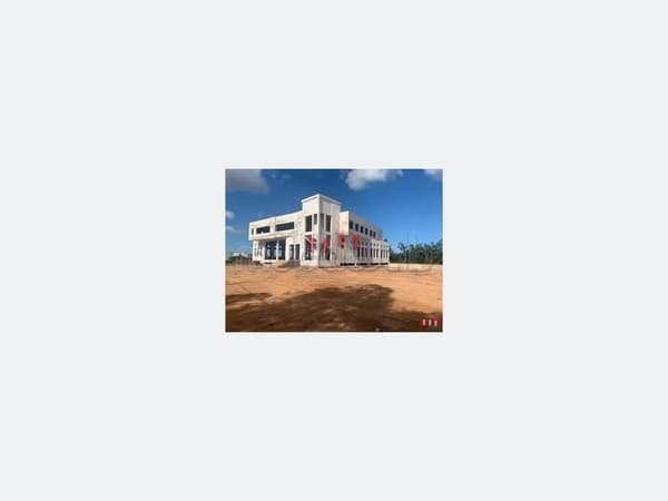 Showroom en plein route de tamaris de 4200 m2 a la location
