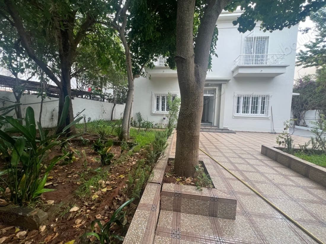 Prachtige villa te huur in Hassan City Centre. Oppervlakte 400 m². Versterkte deur en schotelantenne