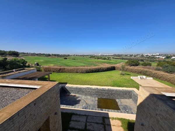 Villa vide isolée front golf de haut standing à louer à CGI Ville Verte. 7 pièces. Salon…