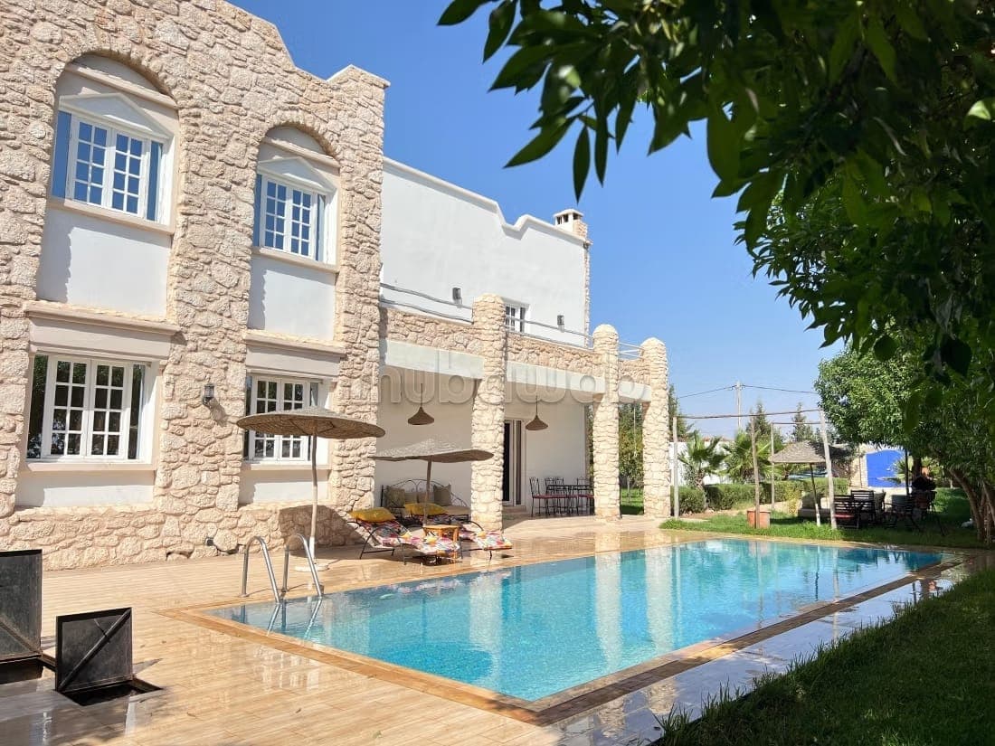 Villa meublée avec piscine et grand jardin