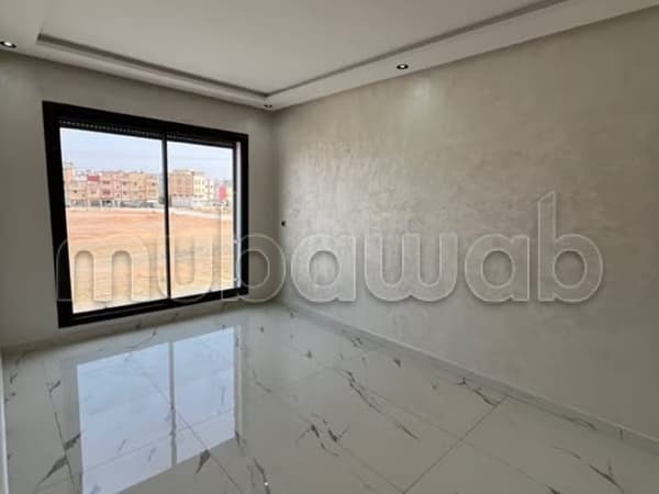 Bureaux en location à Riad Oulad Mtaa. Surface totale 90 m². Porte blindée et système de…