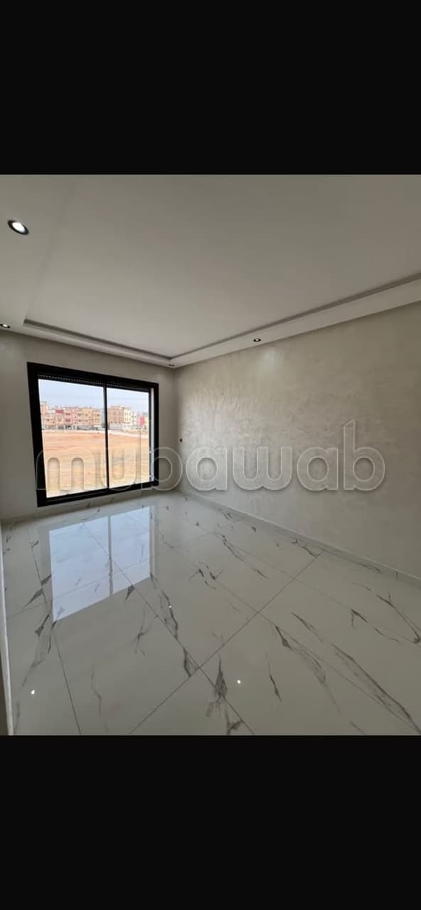 Bureaux en location à Riad Oulad Mtaa. Surface totale 90 m². Porte blindée et système de…