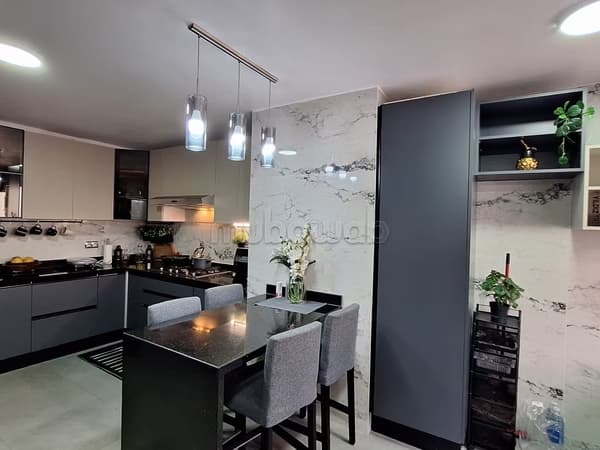 Apt/Bureau 197 m² 6 pièces en duplex face twin