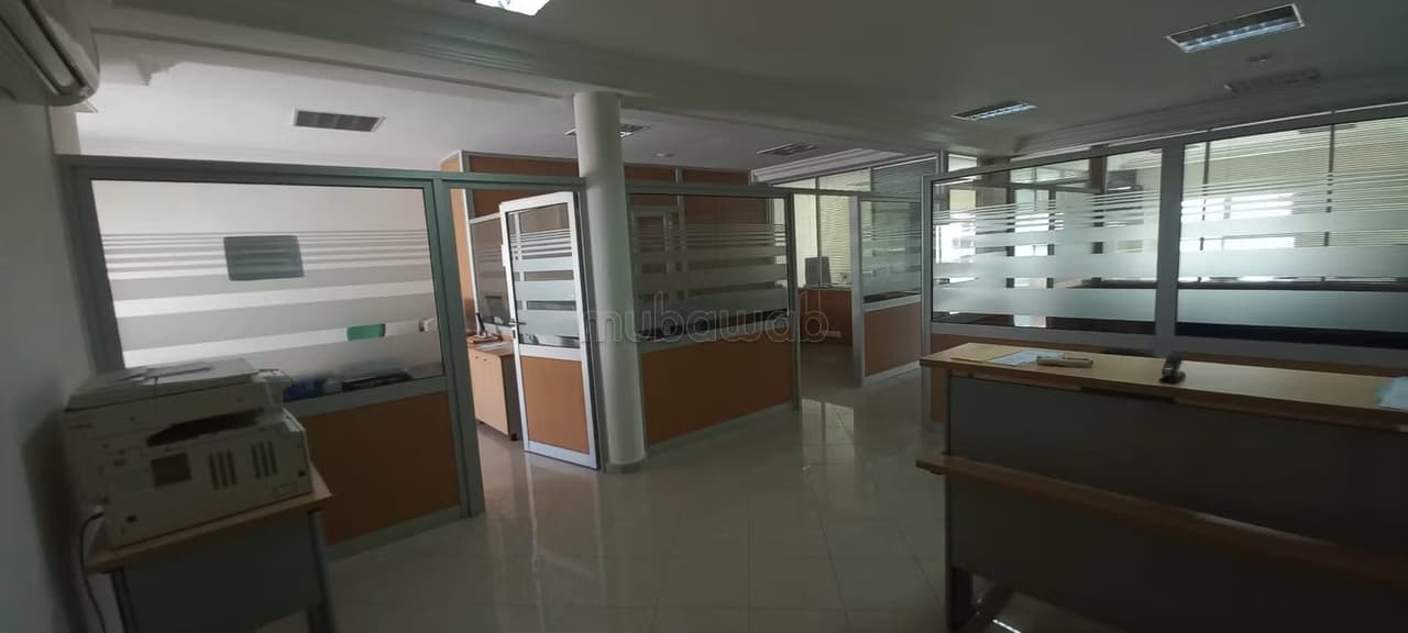 Bureaux à vendre à Les Hôpitaux. Surface totale 131 m². Sécurisé 24/24