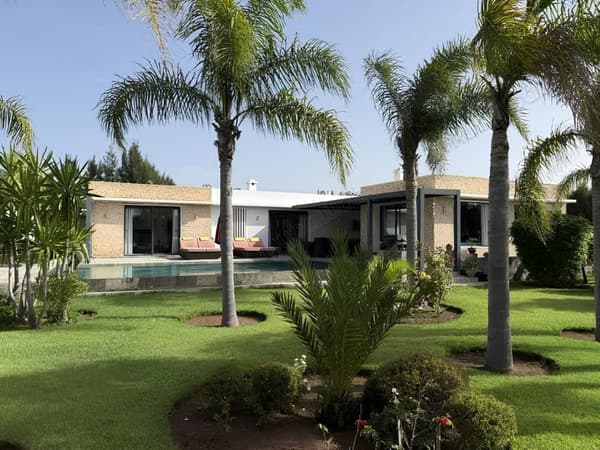 Uitzonderlijke villa, geregistreerd, boom rijke tuin en zwembad