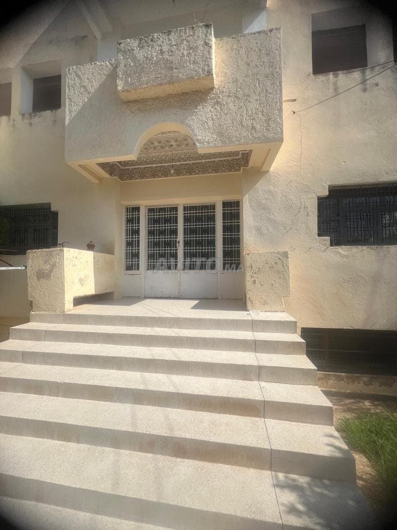 Villa mit 300 m² in Champs de course