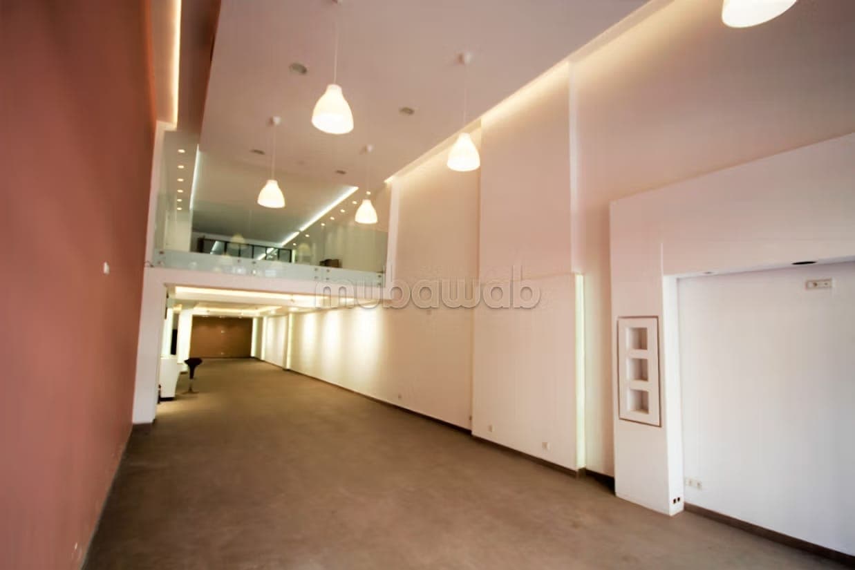 VEND magasin bien equipe 450 m² premium maarif extention