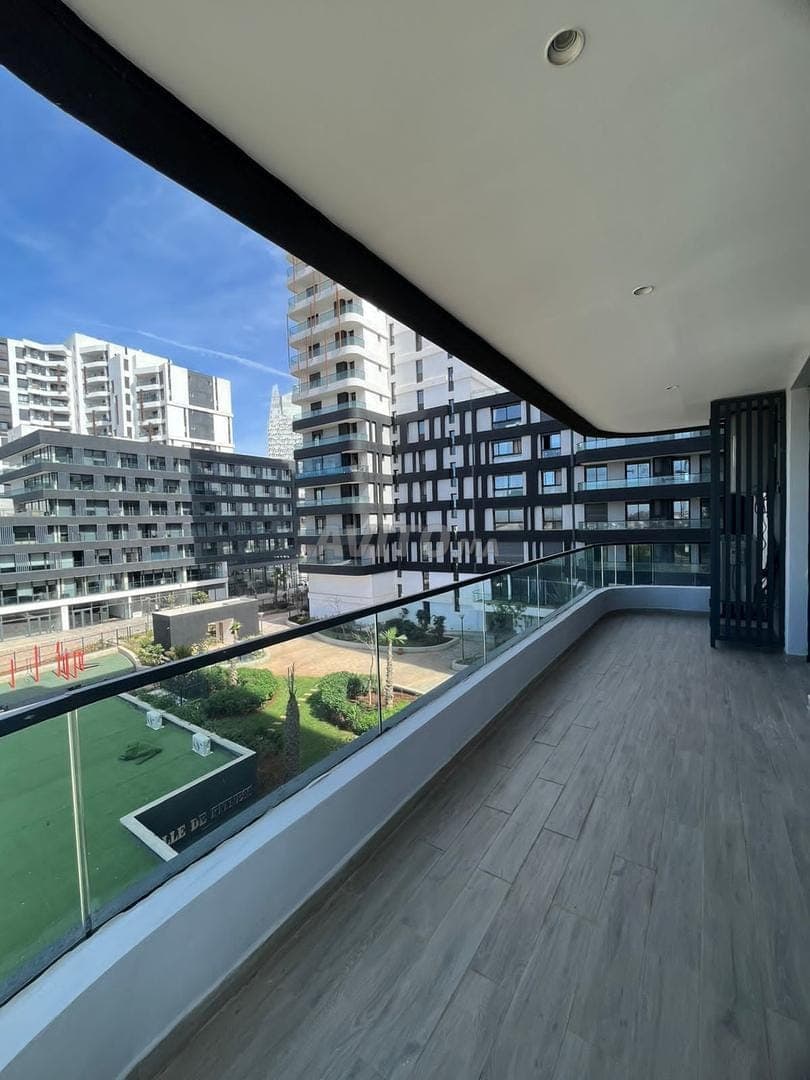 Empty apartment for rent / TOWER 33