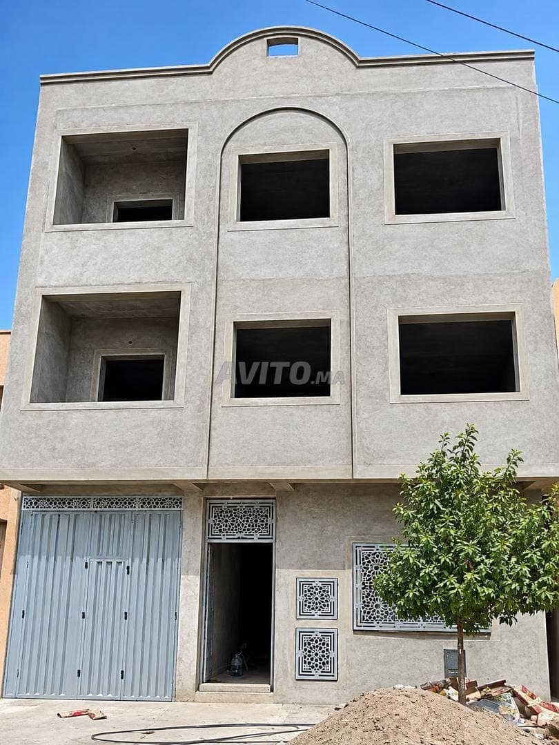 منزل أسود للبيع بعقد ملكية
