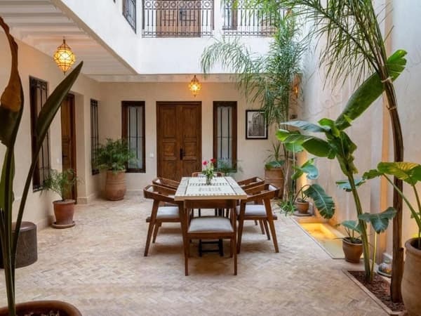 Superbe Riad zu verkaufen in Arset El Houta. 8 Zimmer. Möbliert