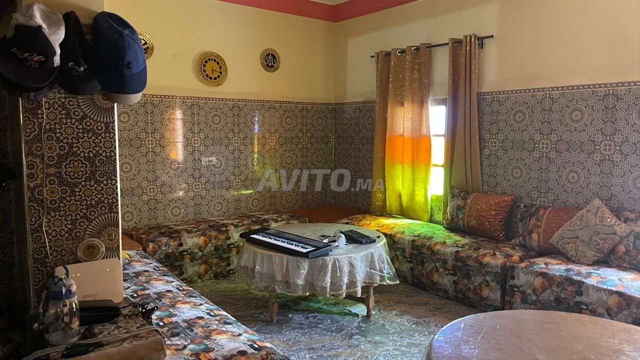 منزل ومحلان تجاريان للبيع