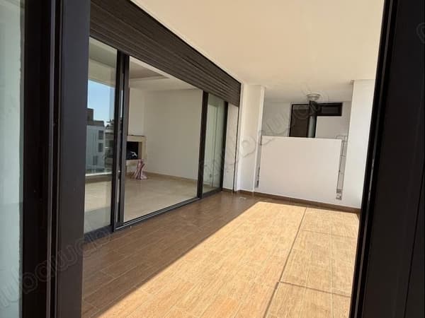 Louez cet appartement à Souissi. 3 chambres. Cheminée et service de conciergerie